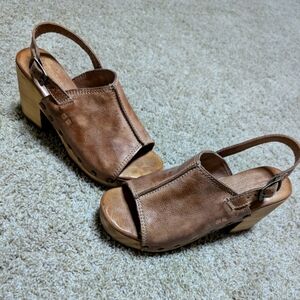Super cute sling back wood clogs. Super cute and goes with everything.